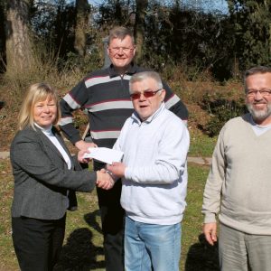 Beate Wagner, Rainer Fich, Hajo Braden und Norbert Kühl bei der Geldübergabe