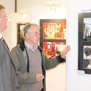 Erhard Mattern erläutert Rainer Fich die Arbeiten zur Ausstellung "Bad Vilbel - Einmal ganz anders"