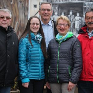 Das Spitzenquintett der Massenheimer SPD auf dem Dorfplatz v.l.n.r. Hajo Braden (Listenplatz 5), Ricarda Grimm (2), Klaus Arabin (3), Annette Hielscher (4) und Spitzenkandidat Ortsvorsteher Dr. Bernd Hielscher