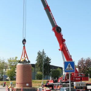 Geschafft, der Koloss ist am Platz