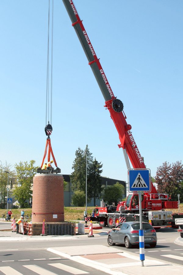 Geschafft, der Koloss ist am Platz