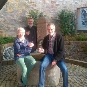 Annette Hielscher, Norbert Kühl und Klaus Arabin am nun wieder intakten Brunnen