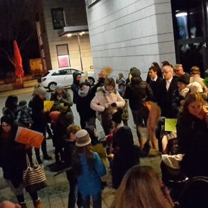 Elterprotest am Rande der letzten Stadtverordnetenversammlung vor dem Forum in Dortelweil