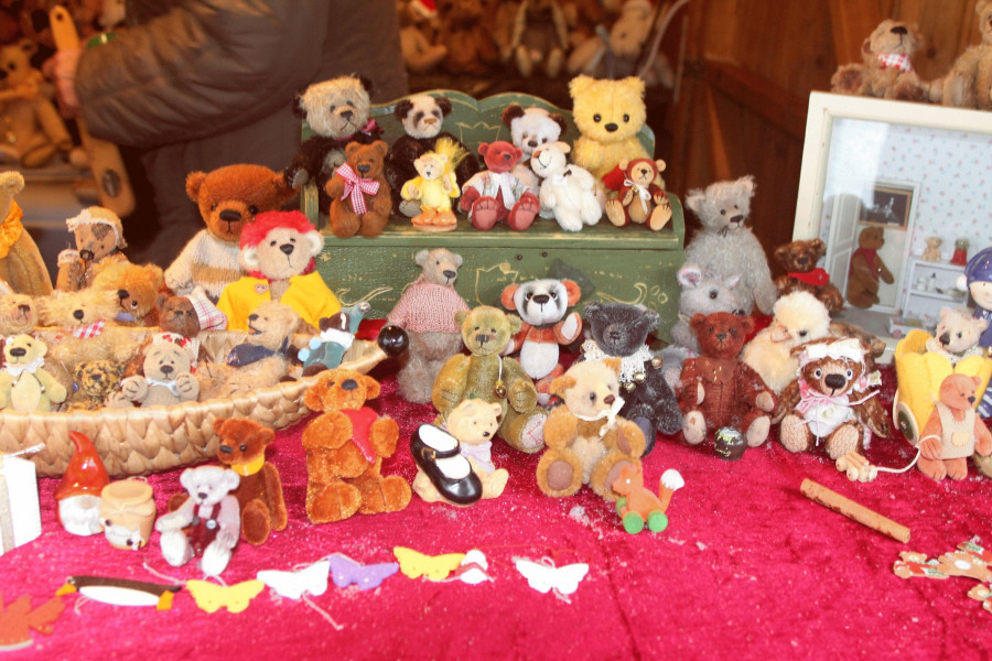 Auslage eines Verkaufsstands auf dem Weihnachtsmarkt Massenheim 2017 mit vielen verschiednen kleinen Stoffbären