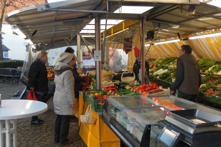 Ab Januar der neue Gemüsehändler auf dem Wochenmarkt in Bad Vilbel Massenheim: der Riedhof aus Niedererlenbach. Das Bild zeigt den Stand mit einem reichhaltigen Angebot und Besuchern.